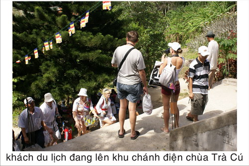 Khách du lịch đang lên khu Chính điện Chùa Tà Cú
